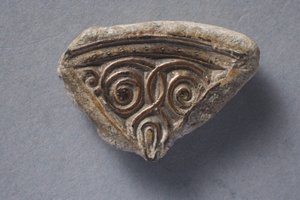 Peso con incrustaciones de metal anglosajón (plomo y bronce dorado)